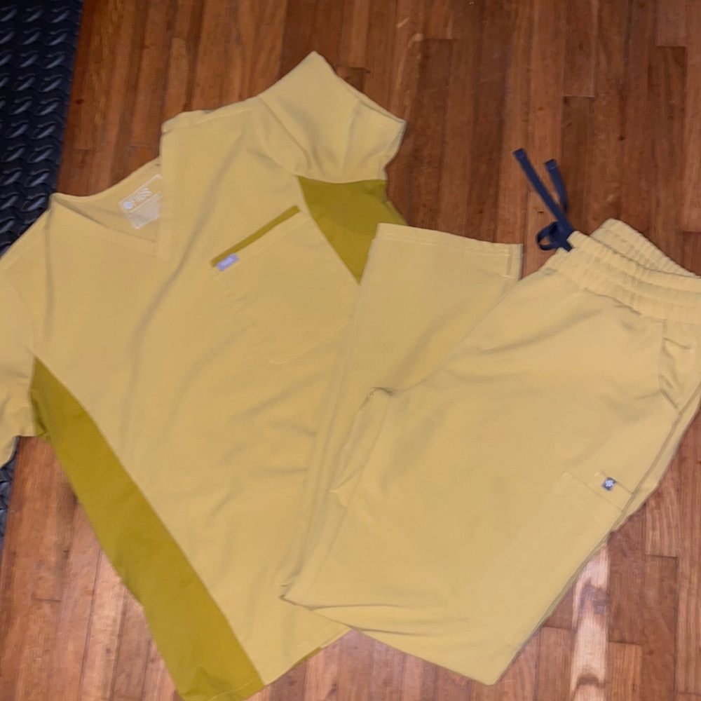 FIGS light yellow scrub set